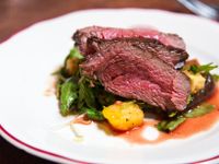 beef tenderloin with mixed greens and mushrooms